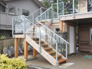 cầu thang ngoài trời lên sân thượng