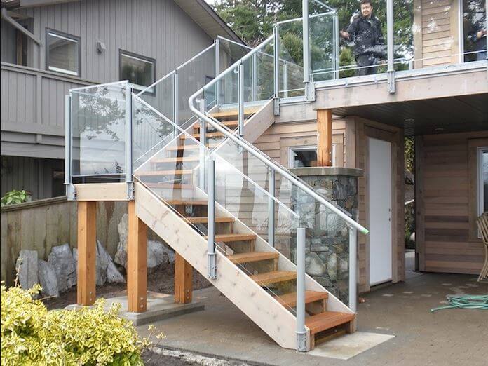 cầu thang ngoài trời lên sân thượng