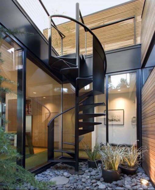 cầu thang ngoài trời lên sân thượng