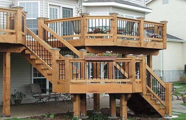 cầu thang ngoài trời lên sân thượng