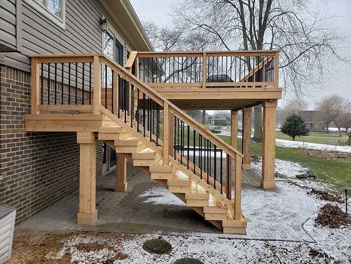 cầu thang ngoài trời lên sân thượng