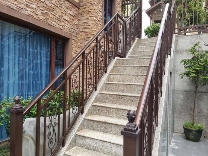 cầu thang ngoài trời lên sân thượng