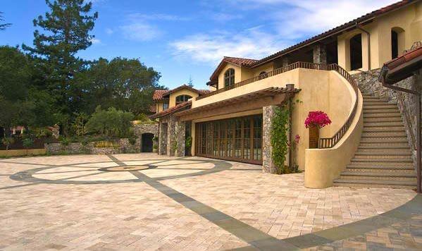 cầu thang ngoài trời lên sân thượng