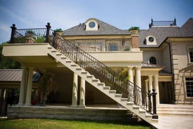 cầu thang ngoài trời lên sân thượng