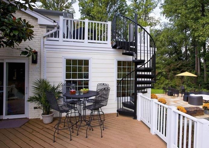 cầu thang ngoài trời lên sân thượng