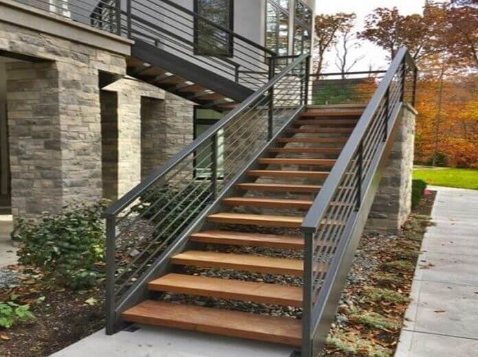 cầu thang ngoài trời lên sân thượng