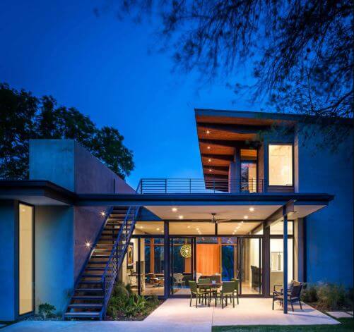 cầu thang ngoài trời lên sân thượng