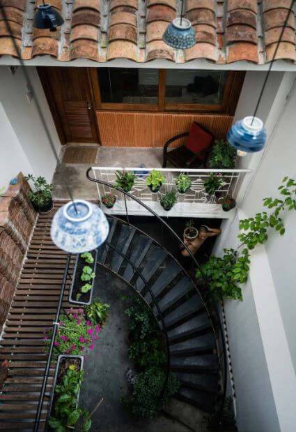 cầu thang ngoài trời lên sân thượng