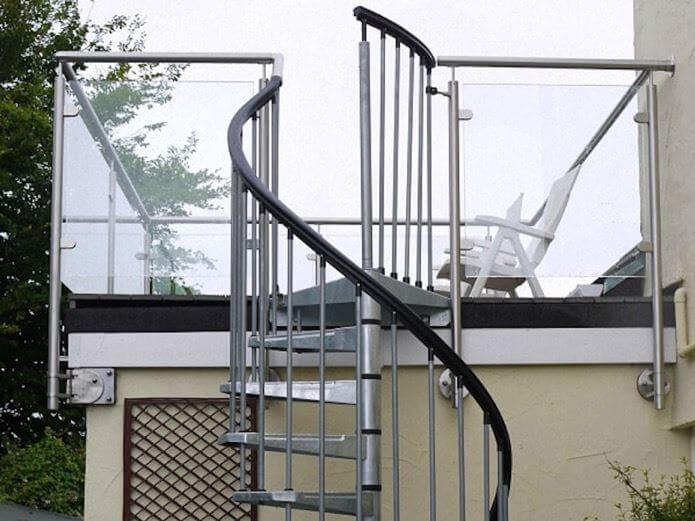 cầu thang ngoài trời lên sân thượng