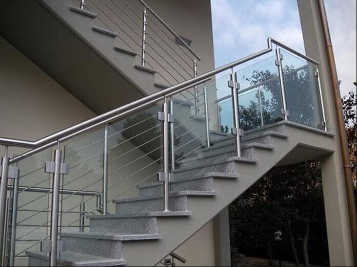 cầu thang ngoài trời lên sân thượng