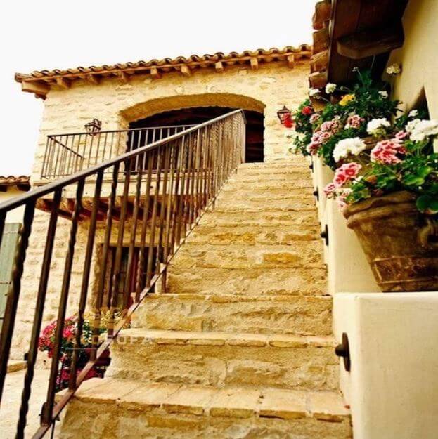 cầu thang ngoài trời lên sân thượng