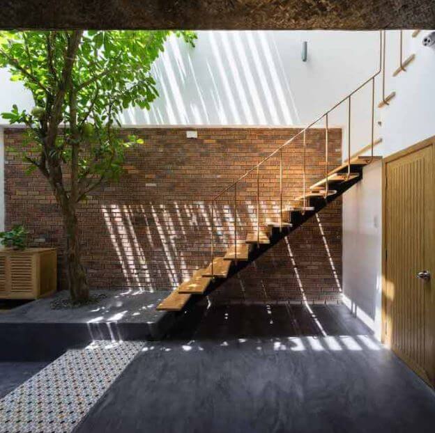 cầu thang ngoài trời lên sân thượng