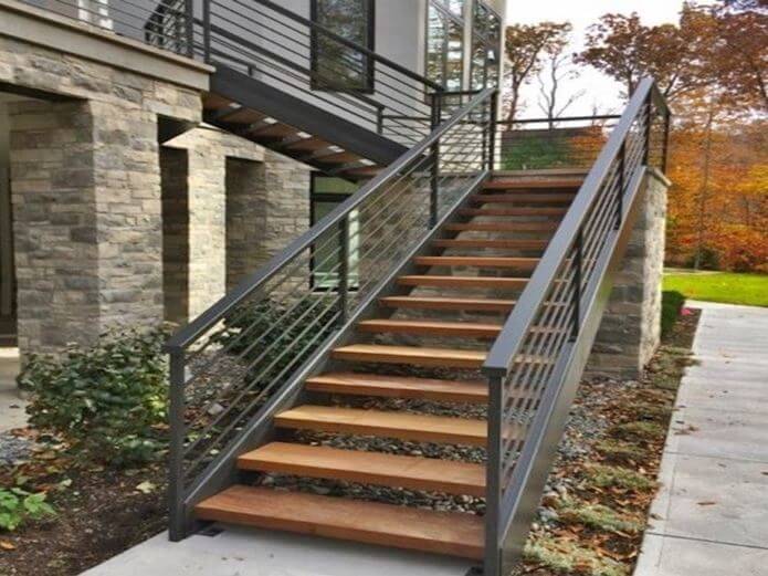 cầu thang ngoài trời lên sân thượng