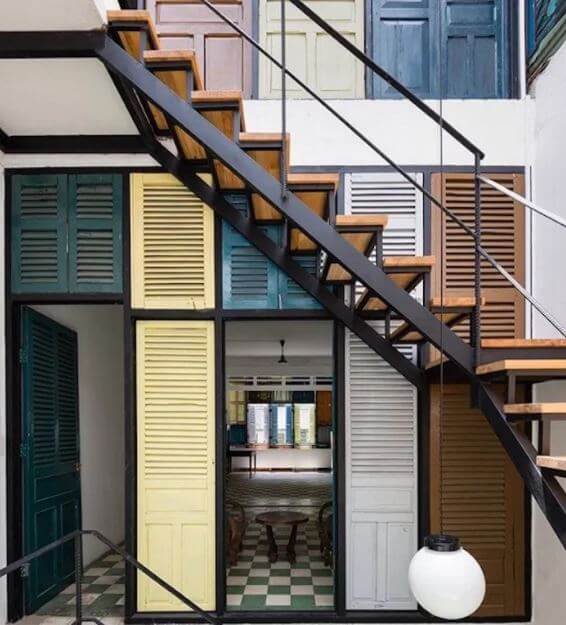 cầu thang ngoài trời lên sân thượng