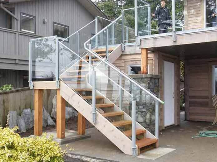 cầu thang ngoài trời lên sân thượng