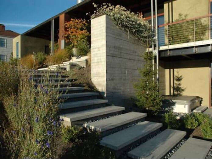 cầu thang ngoài trời lên sân thượng