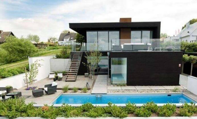 cầu thang ngoài trời lên sân thượng