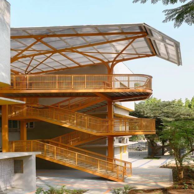 cầu thang ngoài trời lên sân thượng