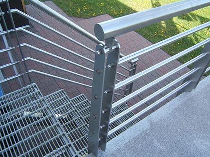 cầu thang ngoài trời lên sân thượng