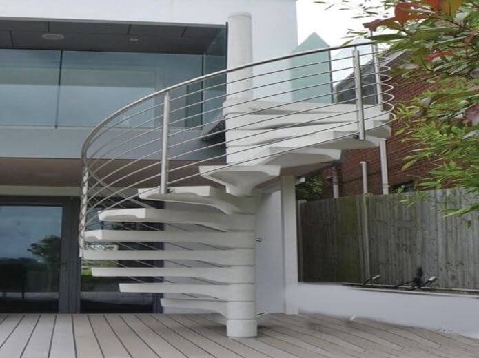 cầu thang ngoài trời lên sân thượng