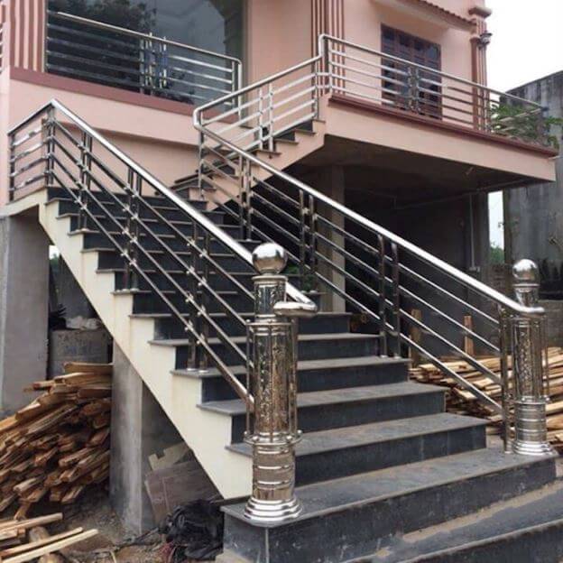 cầu thang ngoài trời lên sân thượng