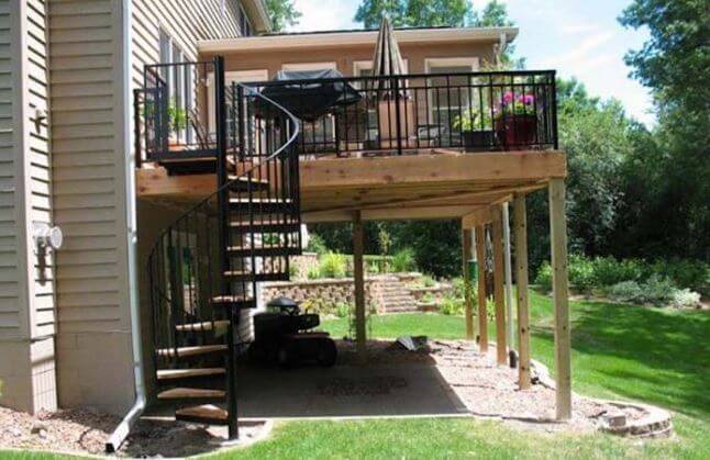 cầu thang ngoài trời lên sân thượng