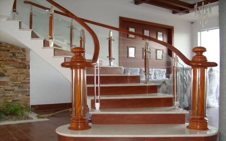 hướng cầu thang ngược chiều kim đồng hồ