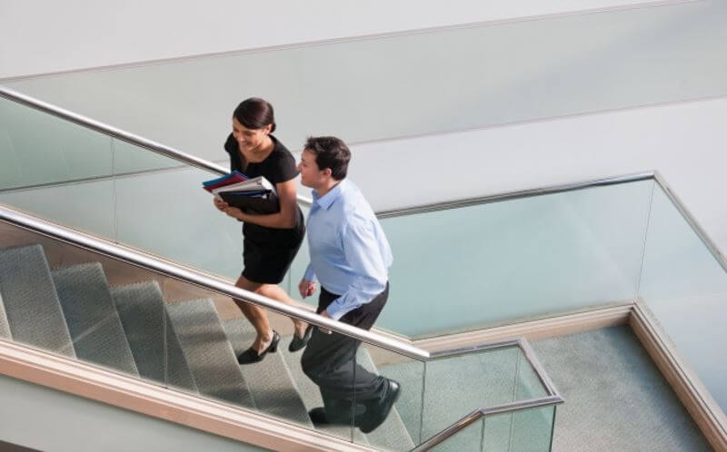 hướng cầu thang ngược chiều kim đồng hồ