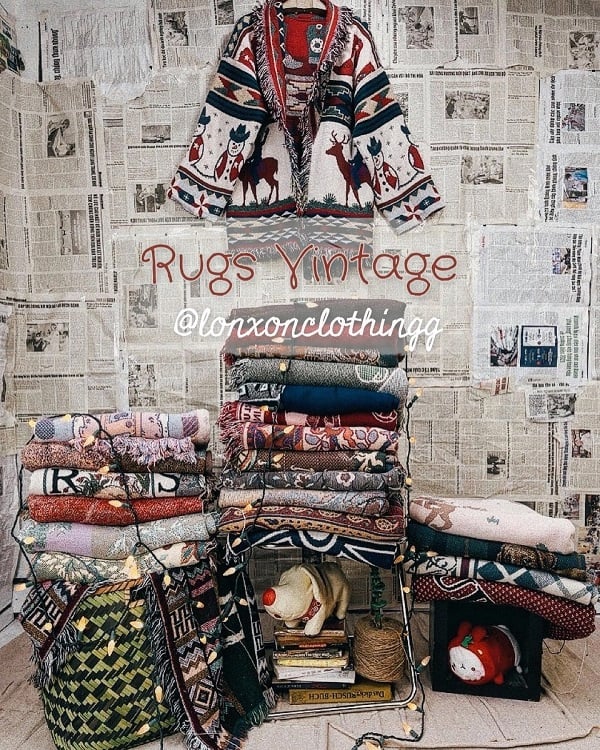 Cửa hàng có khá nhiều quần áo, phụ kiện từ nhiều nguồn khác nhau