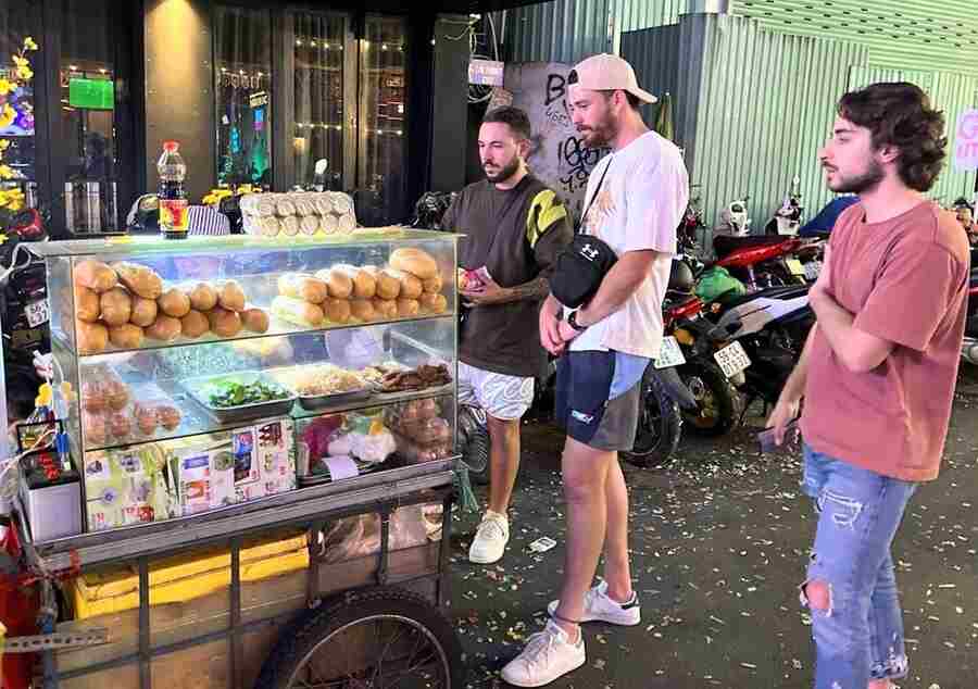 Du khách trên đường phố Tp. HCM